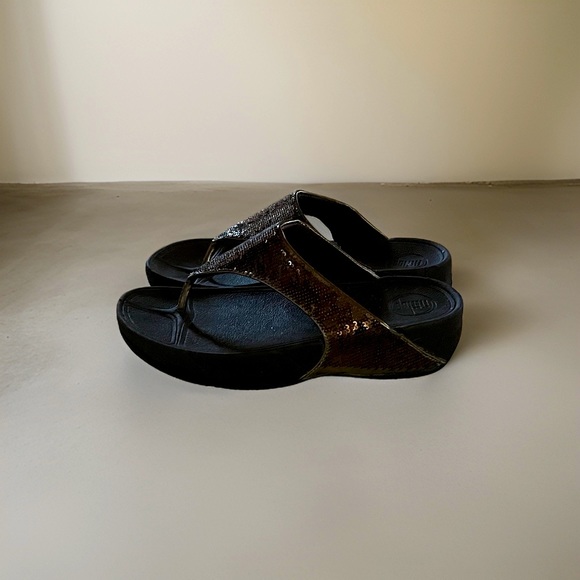 NWOT Fitflop Brown Sequin Flip Flops - Picture 3 of 5